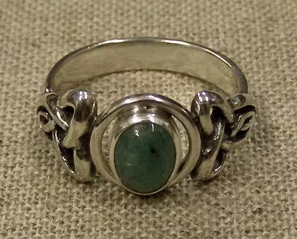 Zdjęcie produktu Pierścionek zaręczynowy z motywem celtyckim, szmaragd, srebro pr.925